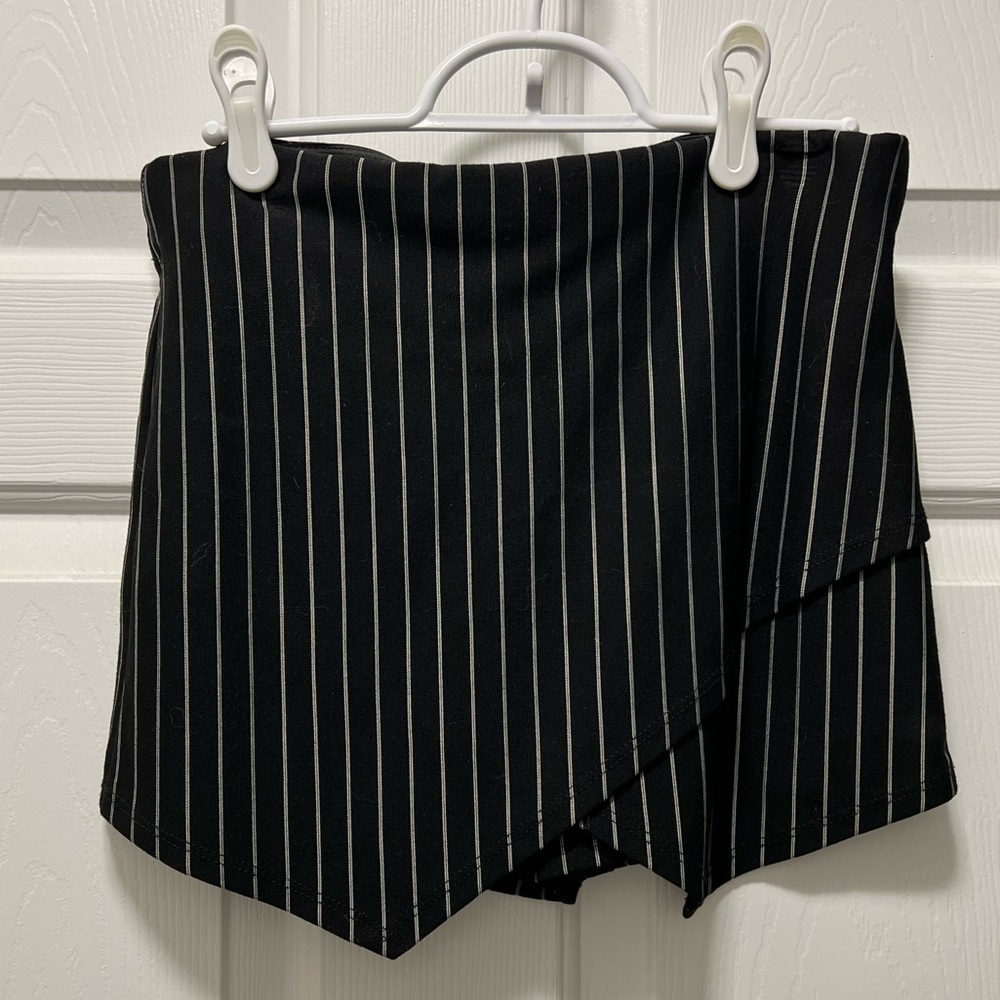 Black and white striped Large skort